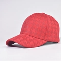 Nahaufnahme der roten Houndstooth-Wollcap mit dicker Textur und gebogenem Schirm - Verstellbar / Hahnentritt Rot