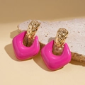 Dettaglio di orecchini geometrici in metallo dorato martellato e resina rosa su pietra - Perno per orecchini in argento - Rosa