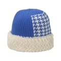 Dettaglio del cappello invernale blu navy con bordo in finta pelliccia bianca calda - Blu Reale