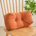 Ergonomisches Lendenkissen aus warmem orangefarbenem Stoff auf einem Holzstuhl - Sonnenuntergangsorange