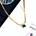 Geometrische quadratische Halskette mit grünem Anhänger und flacher Gold-Schlangenkette - Gold Grün Zirkonia Halskette