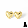 Orecchini a lobo a cuore in oro 18k con bordo perlato su sfondo bianco - Cuore con Bordo Perlato