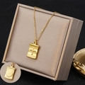 Elegante collana dorata con ciondolo a croce in rilievo su una scatola porta gioie beige - Ciondolo Croce a Rotolo (26A06011-2) / Oro