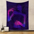 Detalle de un tapiz artístico de pared cyberpunk colgado en una decoración de habitación moderna - 73*95CM (Cepillado) / Ilustración de Chica Cyberpunk (GT230134)