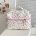 Détails d'une trousse de maquillage matelassée avec imprimés lapin gris et cœurs roses - Cœur Lapin Gris (Trousse de Maquillage)