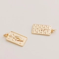 Vue détaillée de breloques plaquées or 14K avec motifs en relief de lune et de main - Main et étoile 14K / 20mm*10mm
