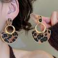 Detailansicht der Retro-Leopard-Ohrringe im Maillard-Stil, getragen von einem Modell - 28# Silberner Ohrstecker - Braun - Fächerförmige Kombination