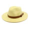 Détail d'un chapeau de paille jaune avec ruban en cuir marron et rivets dorés polis - M (56-58cm) / Jaune lait