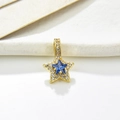 Dettaglio di un ciondolo a stella dorata con zircone blu e bordi in pavé di cristalli - Blu