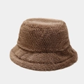 Gros plan sur la texture épaisse en fausse fourrure marron chocolat de ce bob élégant - M (56-58cm) / Brun Foncé