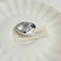 Makroaufnahme minimalistischer unregelmäßiger Flüssigmetallring auf weißem Tablett - Stil C Silber Flüssigmetall Unregelmäßiger Ring (X-295)