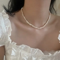 Primo piano della collana di perle d'acqua dolce sulla clavicola con pizzo bianco - Stile 4 Perla d'acqua dolce