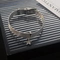 Bracelet moderne en maille argentée avec pendentif étoile et boucle de fermeture réglable - Bracelet Étoile en Acier Titane