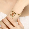 Bracciale in acciaio dorato con ciondoli a rosa, cuore e quadrifoglio sul polso - Stile Catena a Serpente Cuore Rosa Rossa (KB204095-SXSJ)