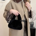 Bolso bandolera de pelo sintético negro con cadena dorada para estilo de invierno - Negro