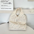 Detailansicht der geprägten Seersucker-Tasche mit süßen Kaninchen- und Schleifenmustern - Sternhase
