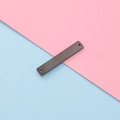 Nahaufnahme eines schwarzen rechteckigen Edelstahl-Verbinders mit zwei Löchern auf Hintergrund - 1.5*6*35mm / Schwarz