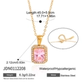 Makro-Detail einer goldenen Edelstahlkette mit rechteckigem rosa Zirkonia-Anhänger - Rosa Quadratische Zirkonia Anhänger Halskette (JDN0112208)