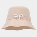 Dettaglio del cappello alla pescatora leggero con fiocco di perle e tessuto a trama - Cachi