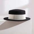 Chapeau canotier élégant en feutre noir avec ruban gros-grain blanc sur marches blanches - Noir