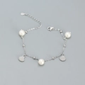 Elegantes s925 Silberarmband mit weißen Perlen und detaillierten Muschelanhängern für Damen - 925er Silber / Weißgold