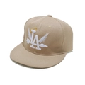 Dettaglio del ricamo bianco LA con ali su cappello hip hop kaki in cotone - M (56-58cm) / Beige