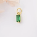 Detail eines smaragdgrünen rechteckigen Zirkonia-Anhängers mit Goldrahmen für DIY-Schmuck - Smaragdgrün