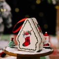 Scatola regalo in latta a forma di casa con calze di Natale e manico rosso - Stile C Bianco Crema Calza di Natale
