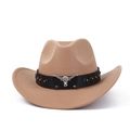 Détail chapeau de cowboy en feutre camel avec emblème de tête de taureau en métal argenté - Camel (Bande en cuir noir)