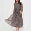 Graues Langarm-Maxikleid mit Polka Dots und Taillengürtel für den Urlaubsstil - S / Kaffeefarbene Punkte