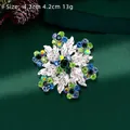 Funkelnde Schneeflocken-Brosche mit grünen und blauen Kristallen für Weihnachten - Silberne Schneeflocke Strass Stil (YNCP4123)