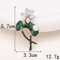 Dettaglio spilla loto in smalto con perla e strass, misura 5,7cm x 3,3cm, peso 12,7g - D1009 Loto