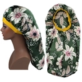 Detailsicht der dunkelgrünen Satin-Schlafmütze mit Blumenmuster und gelbem Gummiband für Haare - Grün Geblümt
