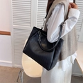 Grande borsa tote nera trapuntata con catena argentata per donna da ufficio - Nero