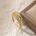 Anello a fibbia in oro 18K con zirconi incastonati e fascia regolabile dal design minimalista - Aperto Regolabile / Stile Fibbia della Cintura Dorata (13758)
