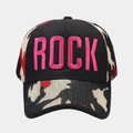 Dettaglio del ricamo 3D ROCK rosa sul cappellino da baseball mimetico nero - Regolabile / Lettera Rosso Vino Nero