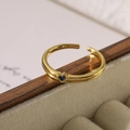 Detalle macro de un anillo bañado en oro de 18K con una circonita azul en forma de corazón - Abierto Ajustable / Dorado Con Gema De Corazón Azul (13793)