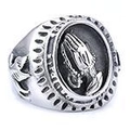 Detailansicht der betenden Hände und Flügelgravur auf einem Vintage Gothic-Ring - US-Größe 7 / Betende Hände und Flügel Ornament Ring (21304) / Silber