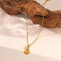 Collier doré avec pendentif coquillage et perle sur support en bois naturel - Collier Perle Artificielle Coquillage (H1105) / Or