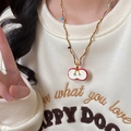 Joli collier avec pendentif pomme rouge et blanc et cordon tressé porté par un mannequin - Cordon de Cire Acrylique Émail Pomme (4#)