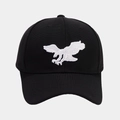 Detalle del bordado de águila en 3D y tejido de algodón en una gorra de béisbol negra - Ajustable / Negro con bordado blanco
