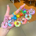 Lot de six porte-clés beignets colorés avec liquide lumineux et cloches assorties - Style Fermoir Mousqueton / Donut à flocon de neige multicolore (Mélange aléatoire)