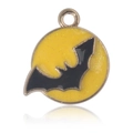 Pendentif d'Halloween chauve-souris dorée avec émail jaune scintillant sur fond blanc - Nuit Chauve-souris Or KC