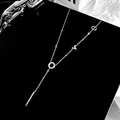 Macro della collana a Y in acciaio argentato con elegante ciondolo a barra verticale - Argento