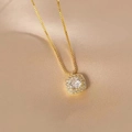 Elegante collana in oro 18 carati con ciondolo quadrato halo e zircone tondo - Oro