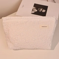 Beauty case in jacquard bianco con fiori 3D e etichetta tessuta H&R BAG dal tocco morbido - Texture Floreale 3D / Bianco