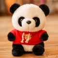 Niedliche schwarz-weiße Panda-Plüschpuppe, die ein gemütliches rotes Kapuzen-Sweatshirt trägt - Panda mit rotem Hoodie / 25cm