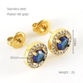 Dettaglio orecchini 10mm in acciaio placcato oro 18K con zircone blu e piccoli brillanti - Blu