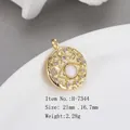 Détail macro du pendentif céleste en or 14k avec relief soleil et lune, 21mm par 16,7mm - Étoile Lune Soleil Céleste H-7344