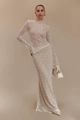 Dettaglio ravvicinato del vestito lungo in pizzo beige a maniche lunghe con ricami floreali - S / Bianco